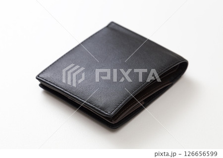 白背景に二つ折りの財布 126656599