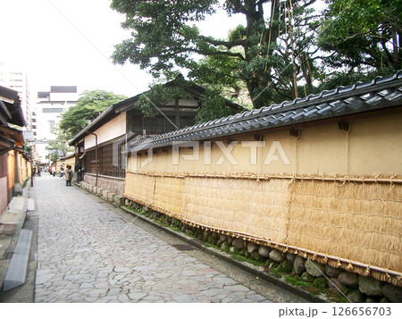 石川県金沢市の長町武家屋敷跡(大屋家住宅を背に東方向) 石川県金沢市の長町武家屋敷跡(大屋家住宅を背に東方向) 126656703