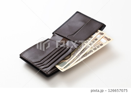 お金が入った二つ折りの財布 126657075