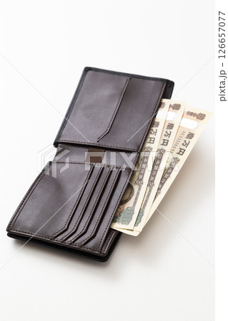 お金が入った二つ折りの財布 お金が入った二つ折りの財布 126657077