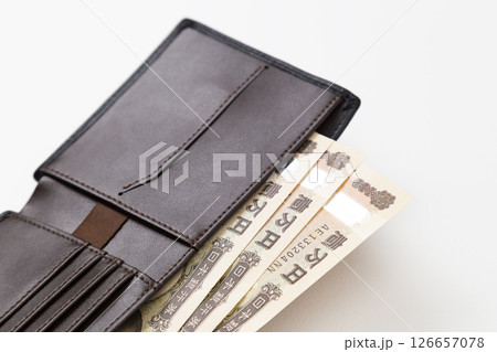 お金が入った二つ折りの財布 お金が入った二つ折りの財布 126657078
