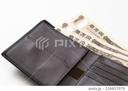 お金が入った二つ折りの財布 お金が入った二つ折りの財布 126657079