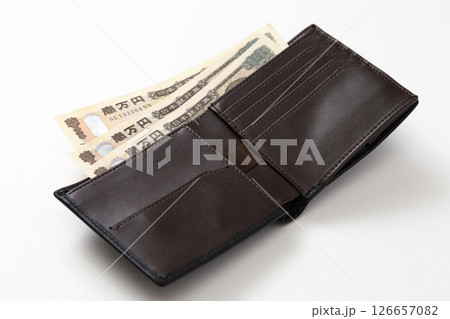 お金が入った二つ折りの財布 126657082
