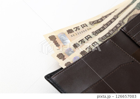 お金が入った二つ折りの財布 126657083