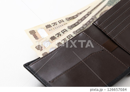 お金が入った二つ折りの財布 126657084