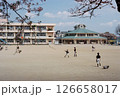 キャンパス 学園 校庭 126658017
