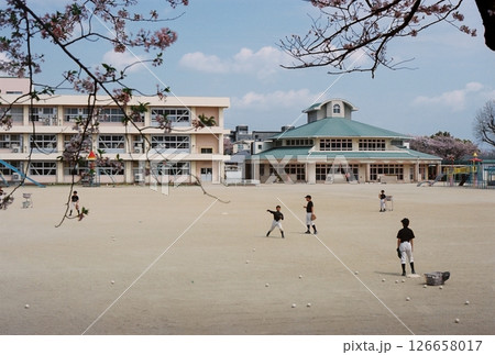 キャンパス 学園 校庭 126658017