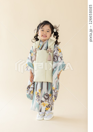 着物姿のかわいい女の子 着物姿のかわいい女の子 126658085