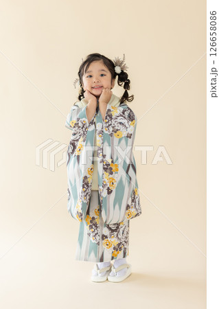 着物姿のかわいい女の子 着物姿のかわいい女の子 126658086