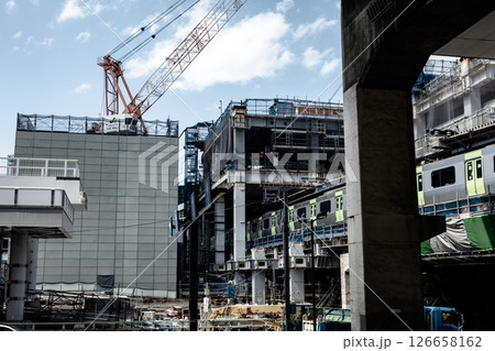 変貌する東京 工事中のJR渋谷駅と電車 2025.04 a-4 低彩度 変貌する東京 工事中のJR渋谷駅と電車 2025.04 a-4 低彩度 126658162