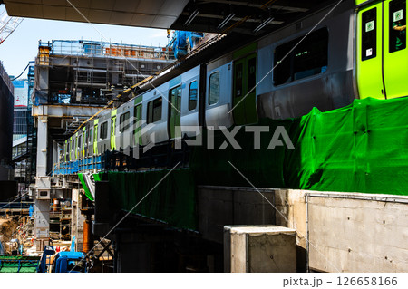 変貌する東京 工事中のJR渋谷駅と電車 2025.04　b-2 高彩度コントラスト 126658166
