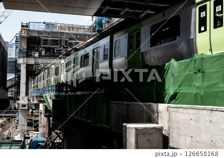変貌する東京 工事中のJR渋谷駅と電車 2025.04 b-4 低彩度 変貌する東京 工事中のJR渋谷駅と電車 2025.04 b-4 低彩度 126658168