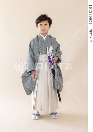 七五三5歳の着物を着た男の子 126658191