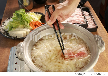 豚バラしゃぶしゃぶしているところ 126658267