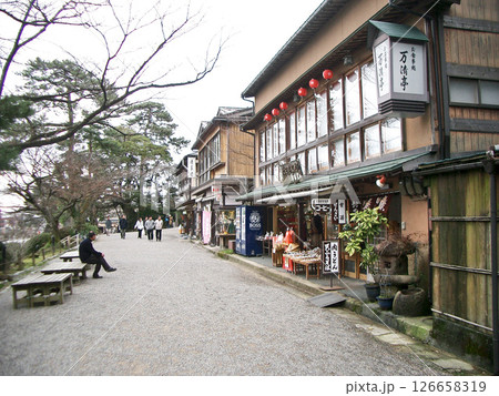 石川県金沢市の兼六園桂坂口の茶店通り 石川県金沢市の兼六園桂坂口の茶店通り 126658319