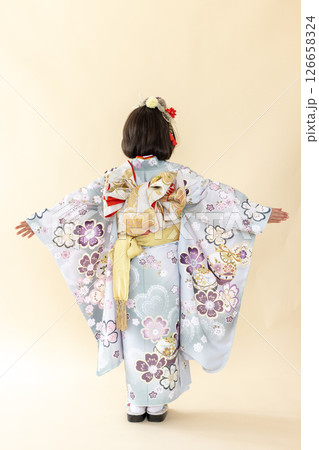 七五三7歳の着物のかわいい女の子 七五三7歳の着物のかわいい女の子 126658324