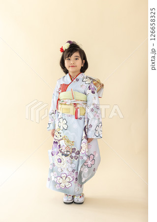 七五三7歳の着物のかわいい女の子 七五三7歳の着物のかわいい女の子 126658325