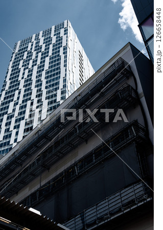 変貌する東京 工事中のJR渋谷駅 新駅舎新南改札 2025.04　低彩度 126658448