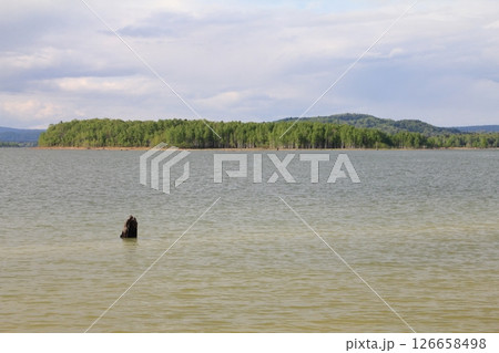 初夏の北海道 新緑の朱鞠内湖 湖畔からみる湖面 初夏の北海道 新緑の朱鞠内湖 湖畔からみる湖面 126658498