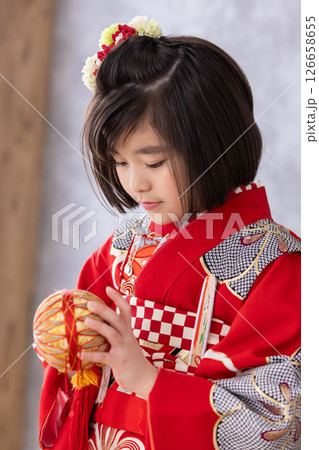 七五三7歳の着物のかわいい女の子 七五三7歳の着物のかわいい女の子 126658655