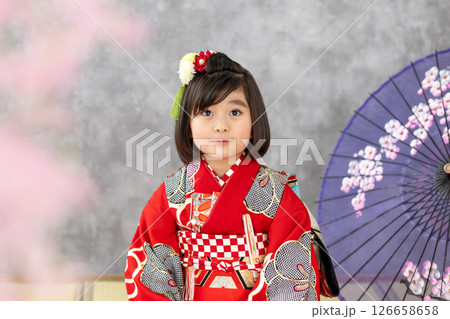 七五三7歳の着物のかわいい女の子 七五三7歳の着物のかわいい女の子 126658658