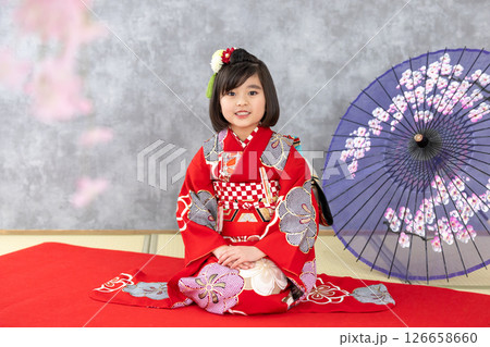 七五三7歳の着物のかわいい女の子 七五三7歳の着物のかわいい女の子 126658660