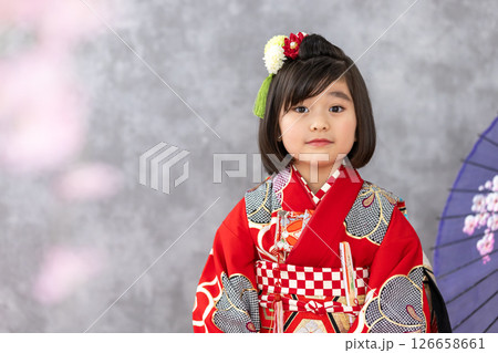 七五三7歳の着物のかわいい女の子 七五三7歳の着物のかわいい女の子 126658661