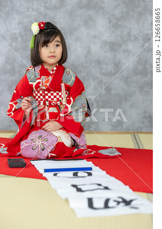 着物姿で書道する女の子 126658665