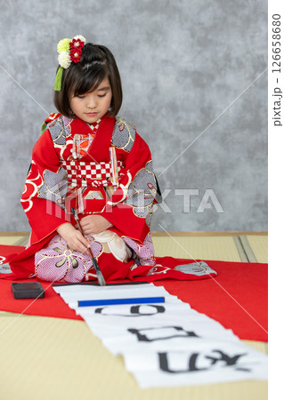 着物姿で書道する女の子 126658680