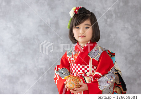 七五三7歳の着物のかわいい女の子 七五三7歳の着物のかわいい女の子 126658681