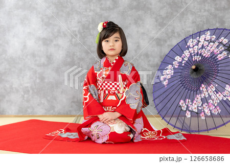 七五三7歳の着物のかわいい女の子 126658686