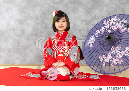 七五三7歳の着物のかわいい女の子 126658688