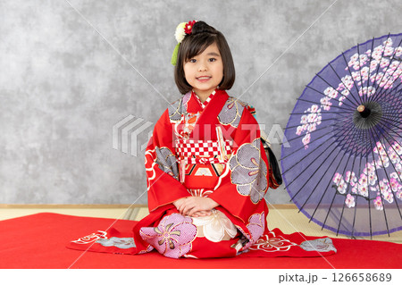 七五三7歳の着物のかわいい女の子 126658689