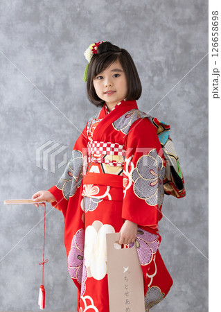 七五三7歳の着物のかわいい女の子 126658698