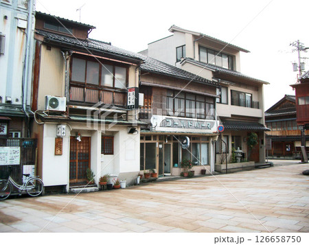 石川県金沢市のひがし茶屋街広見（次平､さくらい美容室:移転､金沢美蔵） 126658750