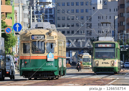 【広島電鉄】1900形〜かも川〜と3700形〜ぐりーんらいなー〜（宇品線：広電本社前電停） 126658754