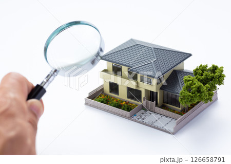 住宅模型と虫眼鏡 126658791