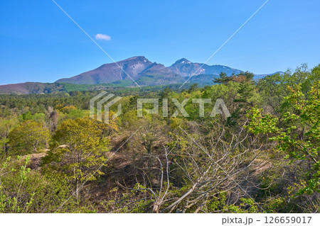 福島県耶麻郡北塩原村の磐鏡園プロムナードの吾妻連峰展望台から南側の眺望 126659017