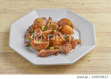 新じゃがと豚肉の炒め物 126659617