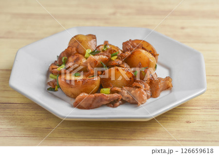 新じゃがと豚肉の炒め物 126659618