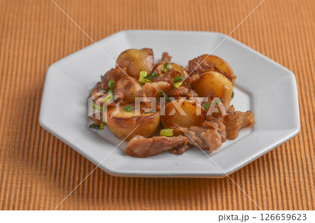 新じゃがと豚肉の炒め物 126659623