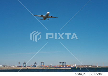 冬 快晴の城南島海浜公園から望む羽田空港へ向かう旅客機青空に映える 126659836