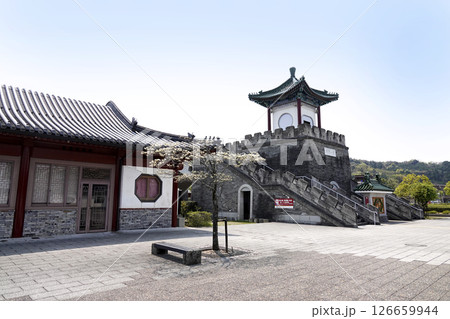 鳥取県 道の駅 燕趙園と中国庭園を結ぶ万里の長城のような金山嶺橋(歩道橋) 鳥取県 道の駅 燕趙園と中国庭園を結ぶ万里の長城のような金山嶺橋(歩道橋) 126659944