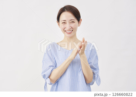 女性　ミドルエイジ　拍手　白背景 126660822