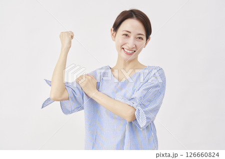 女性　ミドルエイジ　力こぶのポーズ　白背景 126660824