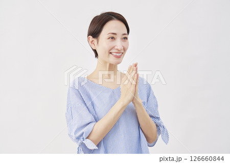 女性　ミドルエイジ　祈る　合掌　白背景　右向き 126660844
