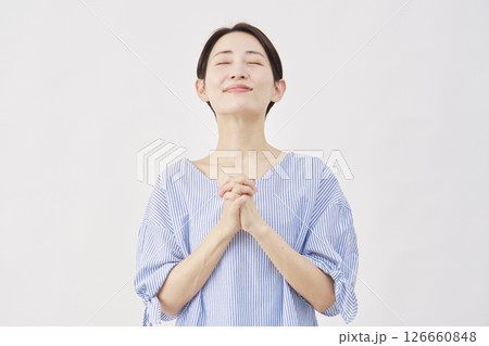 女性　ミドルエイジ　祈る　白背景 126660848