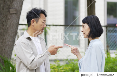 夫婦喧嘩する中年の夫婦 屋外 夫婦喧嘩する中年の夫婦 屋外 126660862