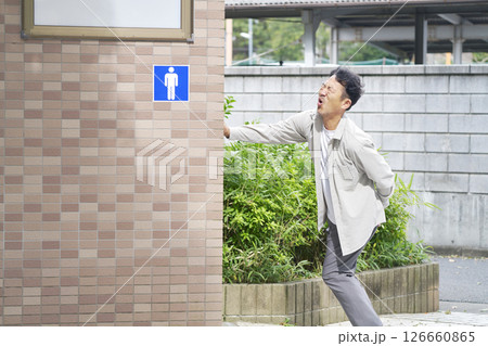 トイレに駆け込む男性 トイレに駆け込む男性 126660865