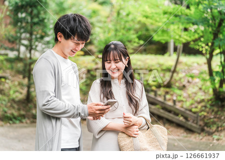 観光地に来てスマホで情報を検索する若いアジア人カップル(アプリ・トラベル・観光・グルメ) 観光地に来てスマホで情報を検索する若いアジア人カップル(アプリ・トラベル・観光・グルメ) 126661937
